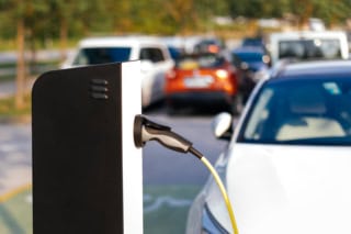 Electric vehicle charging station